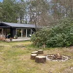 With Fire Pit And Space To Play Feriehus