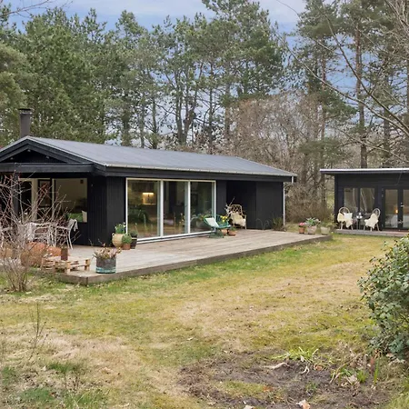 Semesterbostad With Fire Pit And Space To Play Højby